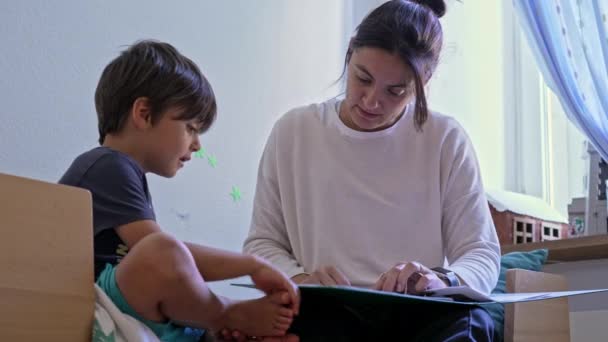 Μητέρα Και Γιος Ασχολούνται Σχολείο Εργασία Γονική Υποστήριξη Στην Εκπαίδευση — Αρχείο Βίντεο