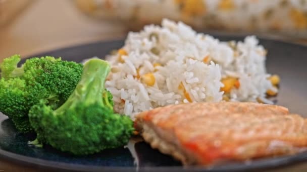 Νόστιμη Επιλογή Για Ισορροπημένο Γεύμα Springtime Rice Salmon Και Μπρόκολο — Αρχείο Βίντεο