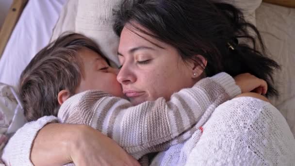 Momento Lindo Madre Hijo Abrazan Comparten Besos Faciales Acto Afecto — Vídeos de Stock