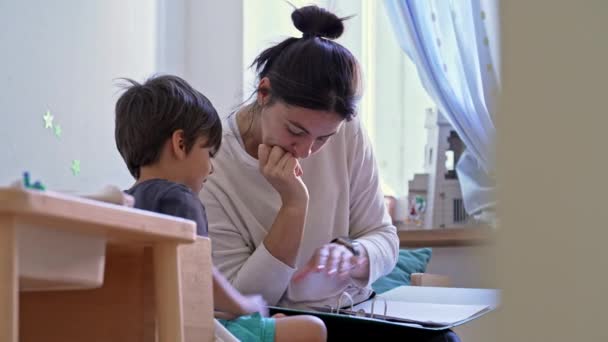 Felülvizsgálata Tanulás Anya Asszisztok Korrigálja Tevékenységek Kisfiú Iskolában Feladatok — Stock videók