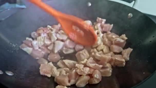 Aprólékos Elkészítése Kockás Csirke Wok Indukciós Tűzhely Egy Finom Étel — Stock videók