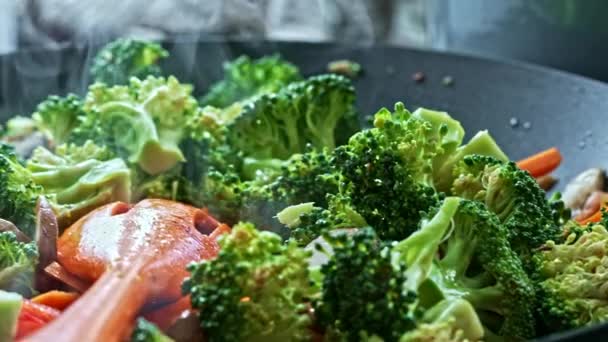 Preparación Deslumbrante Verduras Salteadas Vapor Creciente Revela Aromas Champiñones Brócoli — Vídeo de stock