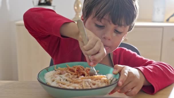 Spagetti Idő Youngster Delights Nagylelkűen Töltött Tál Olasz Vacsora — Stock videók