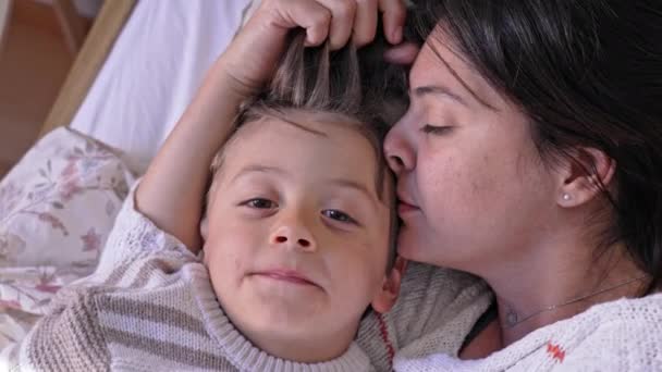 甜蜜的场景 妈妈和儿子拥抱在一起 爱抚着他的头发 — 图库视频影像