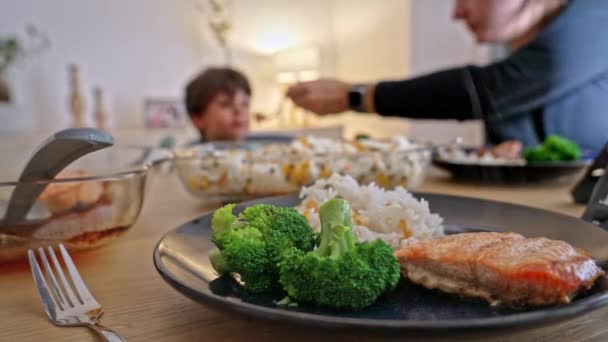 Ensemble Table Dîner Est Servi Famille Mange Délicieux Repas Attend — Video