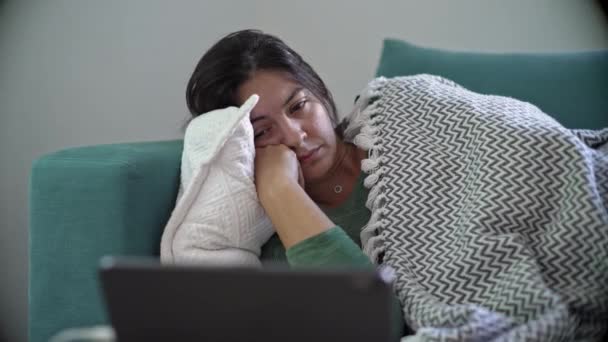 Tiempo Para Relajarse Mujer Descansa Sofá Mientras Distrae Viendo Algo — Vídeos de Stock