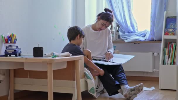 Anyai Asszisztok Fiatal Fiú Iskolai Házi Feladat — Stock videók