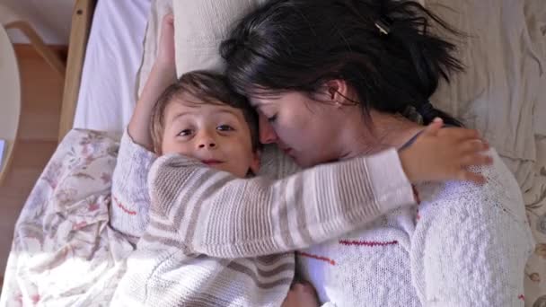 可爱的小男孩拥抱妈妈的迷人时刻 他们躺在床上放松 — 图库视频影像