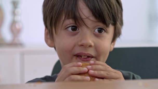 Freudiges Kind Genießt Einen Cupcake Während Einer Leckerbissen Zeit — Stockvideo