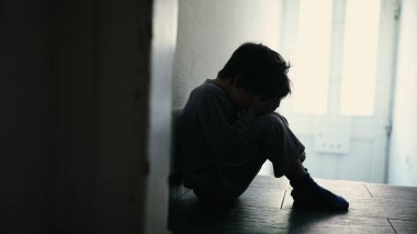 Küçük Çocuk Yüzü Kaplayan Umutsuzluk Bir Küçük Çocuk Karanlık Koridorda Tek Başına Acı Çekiyor