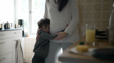 Mutfakta Şefkatle Kucaklaşmak - Annemden Sarılmak İsteyen Genç Çocuk, Otantik Ev Ayarları 'nda Çekici Aile Etkileşimi