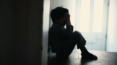 Küçük Çocuk Yüzü Kaplayan Umutsuzluk Bir Küçük Çocuk Karanlık Koridorda Tek Başına Acı Çekiyor