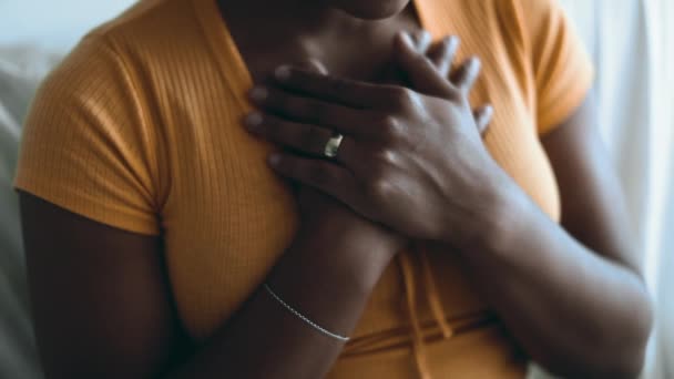 アフリカ系アメリカ人女性 胸に手 目は深い心からの感謝 希望と信仰の概念で閉じた — ストック動画