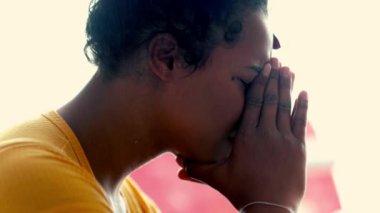 Genç bir kadın umutsuzlukla yüzünü kapatıyor, siyah bir kız depresyonla boğuşuyor ve üzgün bir yüz ifadesi takınıyor. Akıl hastalığı, yalnızlık ve stres tasviri.