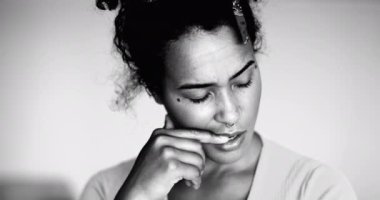 Derin zihinsel yansıması olan düşünceli genç bir siyah kadın, Afrika kökenli bir kadın tek renkli, siyah ve beyaz portrede karar vermeyi düşünüyor.