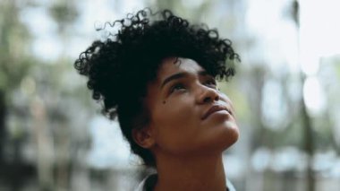 Düşünceli, Afrika kökenli, Brezilyalı Kadın Umut 'ta Gökyüzüne Bakıyor, 20' li yaşlarda Meditasyondaki Kadın 'ın Düşünceli Yakın Çekim Yüzü