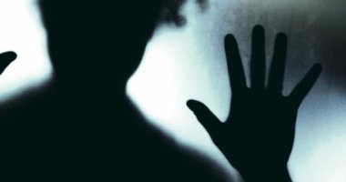 Ümitsizlikteki Misty Glass 'a Karşı Bireysel Siluet, Zihinsel Hastalıkla Mücadele. Eller dışarı çıkmak için bastırıyor. Yalnız kalmak, depresyon ve yalnızlık hissi.