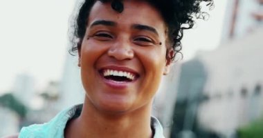 Mutlu Afro-Amerikan kadın gülüyor ve gülümsüyor. Siyah bir Latin 'in portresi. 20' li yaşlarda. Neşeli, otantik ve gerçek hayat dolu.