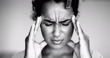 Bunalmış genç Afrikalı Amerikalı kadın baş tarafındaki tapınaklara baskı yapıyor zihinsel baskı ve endişe hissediyor, yakın çekim yüzü stres ve öfke hissediyor