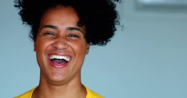 Mutlu Afrika kökenli, gülümseyen ve gülen genç kadın, Otantik Neşeli İfadenin Yakın Çekimi, 20 'li yaşlarda Kameraya Bakan Siyah Kadın