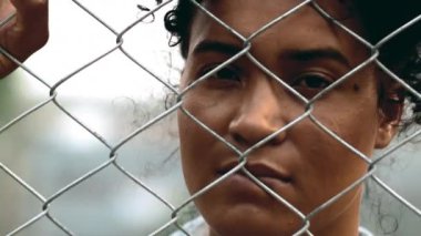 Çitin Arkasında, El ve Yüzünde Kapana Katılan Genç Siyah Kadın Portresi Depresyonu Sembolize ediyor