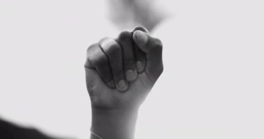 Havaya yakın çekim gücü sembolize ediyor. Afro-Amerikalı kadın, siyah-beyaz bağımsızlık ve dayanışma iddiasıyla elini kaldırıyor.