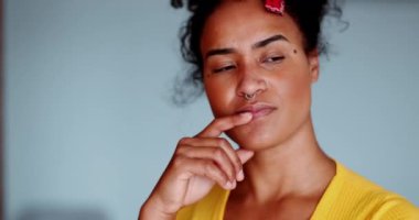 Düşünceli, genç bir kadın. Yüze yakın çekim. Düşünerek karar verme. 20 'li yaşlarda, Afrika kökenli derin düşünen kadın portresi.