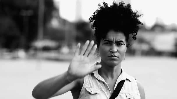 若い女性は手のジェスチャーでストップする 黒と白で厳しい表情で手を拒否するアフリカのデセントの人 — ストック動画
