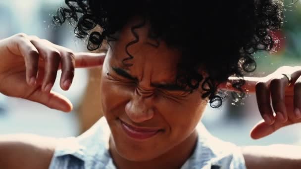 Ung Kvinna Skakar Huvudet Inte Vill Lyssna Genom Att Sätta — Stockvideo