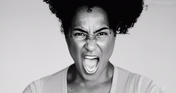 Злий Молодий Афроамериканка Кричить Камеру Жестикулюючи Руками Одна Експресивна Чорна — стокове відео