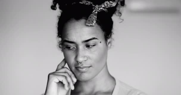 若いアフリカ系アメリカ人女性モノクロは アイデアと喜びの黒ラティーナのクローズアップ 指が黒と白で上向きを指摘 — ストック動画