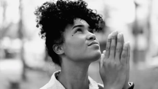 Dindar Genç Siyah Brezilyalı Bir Kadın Gökyüzüne Bakıyor Dua Ederken — Stok video
