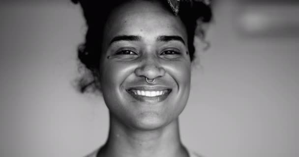 Монохромный Портрет Счастливой Молодой Чернокожей Бразильской Женщины Улыбающейся Дружелюбной Улыбкой — стоковое видео