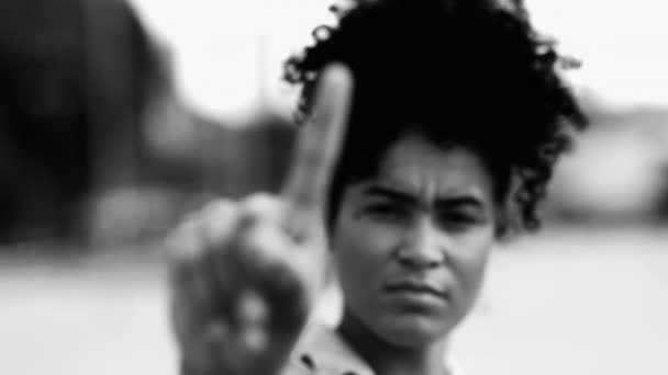 Talet African American Woman Skakar Finger Ogillande Till Kameran Begreppet — Stockvideo