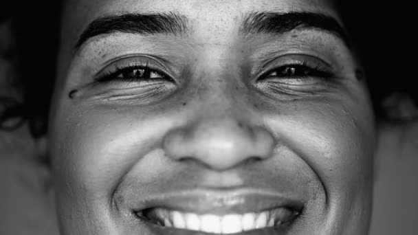 幸せなアフリカ系アメリカ人の若い女性のマクロクローズアップワイドグリンのカメラを見て 1フレンドリーなラテン系黒人成人20代の少女 — ストック動画
