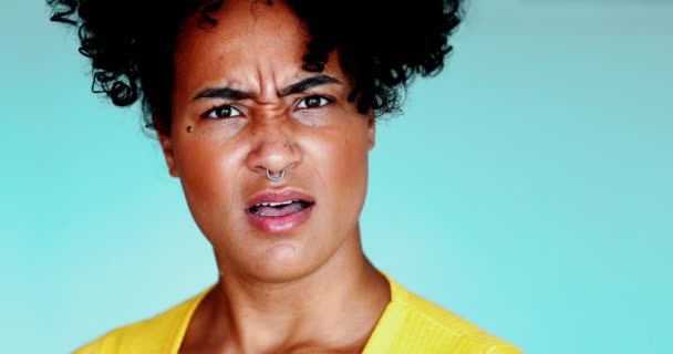 Une Jeune Femme Noire Choquée Réagissant Des Nouvelles Étonnantes Regardant — Video