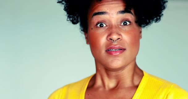 Ung Kvinna Reagerar Med Chock Och Otro Men Lyssnar Men — Stockvideo