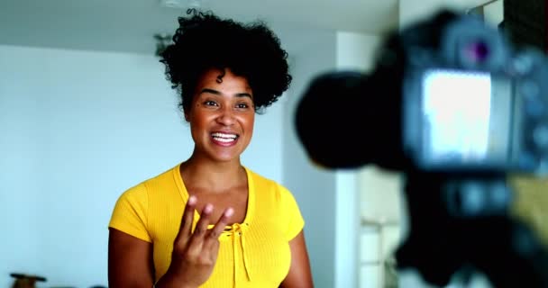 Энергичная Молодая Чернокожая Женщина Блоггер Делится Впечатлениями Камере Веб Канала — стоковое видео