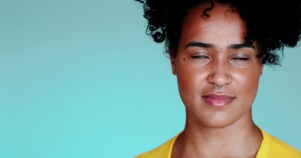 Observat Tânără Femeie Neagră Ochi Plictisiți Supărați Față Apropiere Persoanelor — Videoclip de stoc