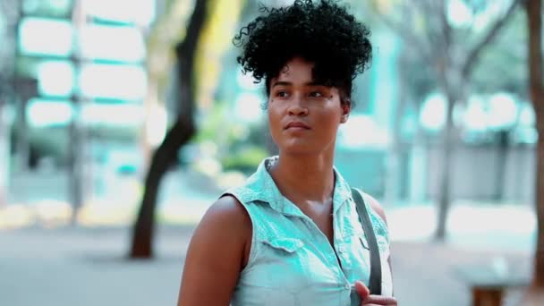 Africano Americano Mulher Profundo Pensamento Parque Sozinha Sossego Solidão Contemplando — Vídeo de Stock
