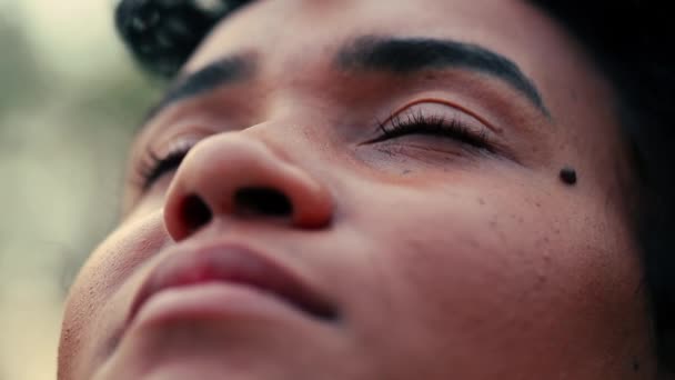 Eine Meditative Junge Schwarze Frau Afrikanischer Abstammung Schließt Die Augen — Stockvideo