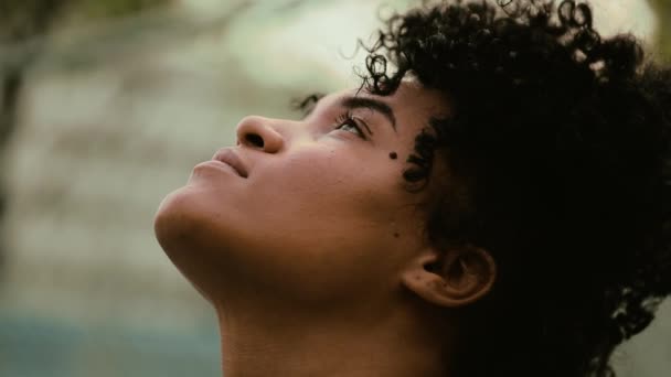 Close Rosto Uma Mulher Negra Contemplativa Olhando Para Cima Céu — Vídeo de Stock