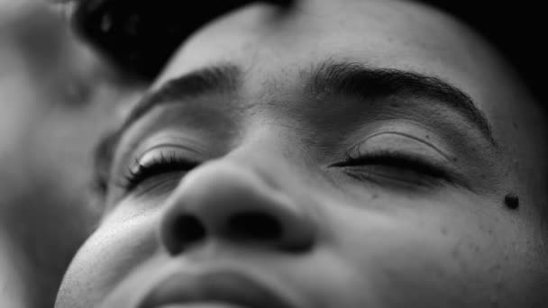 Uma Jovem Mulher Negra Contemplativa Fechando Olhos Meditação Tranquila Preto — Vídeo de Stock