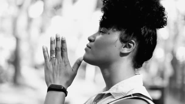 スピリチュアルな祈りのアフリカ系アメリカ人女性 ジョイのゲイズ 黒と白のモノクロでの動きのダイナミックなクローズアップフェイストラッキングに感謝 — ストック動画