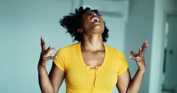 Tânără Negru Frustrată Țipând Disperare Cer Gestând Mâinile Corpului Simțindu — Videoclip de stoc