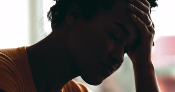 Mujer Joven Deprimida Que Sufre Enfermedad Mental Una Persona Negra — Vídeo de stock