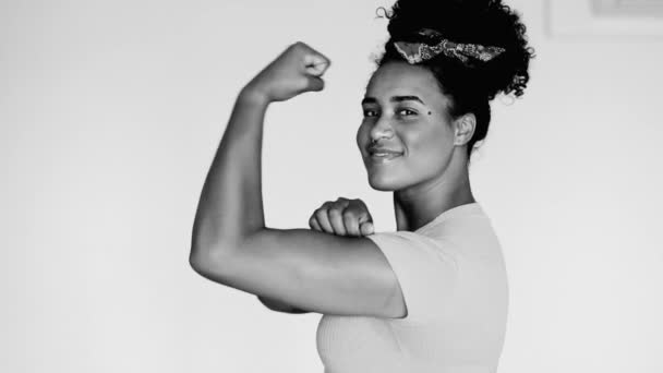 Empoderado Joven Afroamericana Mujer Demostrando Fuerza Blanco Negro Imagen Latina — Vídeo de stock