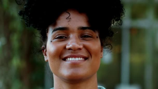 一个快乐的年轻黑人女人以友好的举止走向摄像机 南美洲Latina非洲裔成年女孩在追踪射击 — 图库视频影像