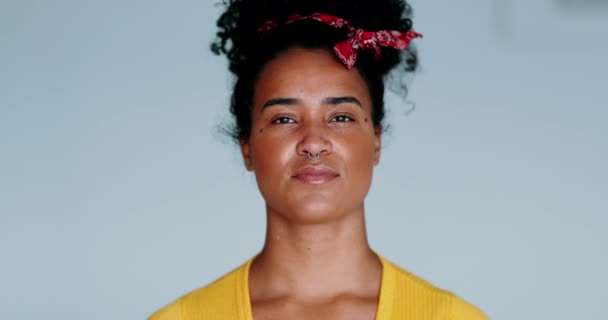 Uma Jovem Brasileira Negra Feliz Sorrindo Com Comportamento Amigável Close — Vídeo de Stock