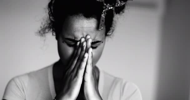 Una Joven Latina Negra Abrumada Cubriendo Cara Con Remordimiento Ansiedad — Vídeos de Stock